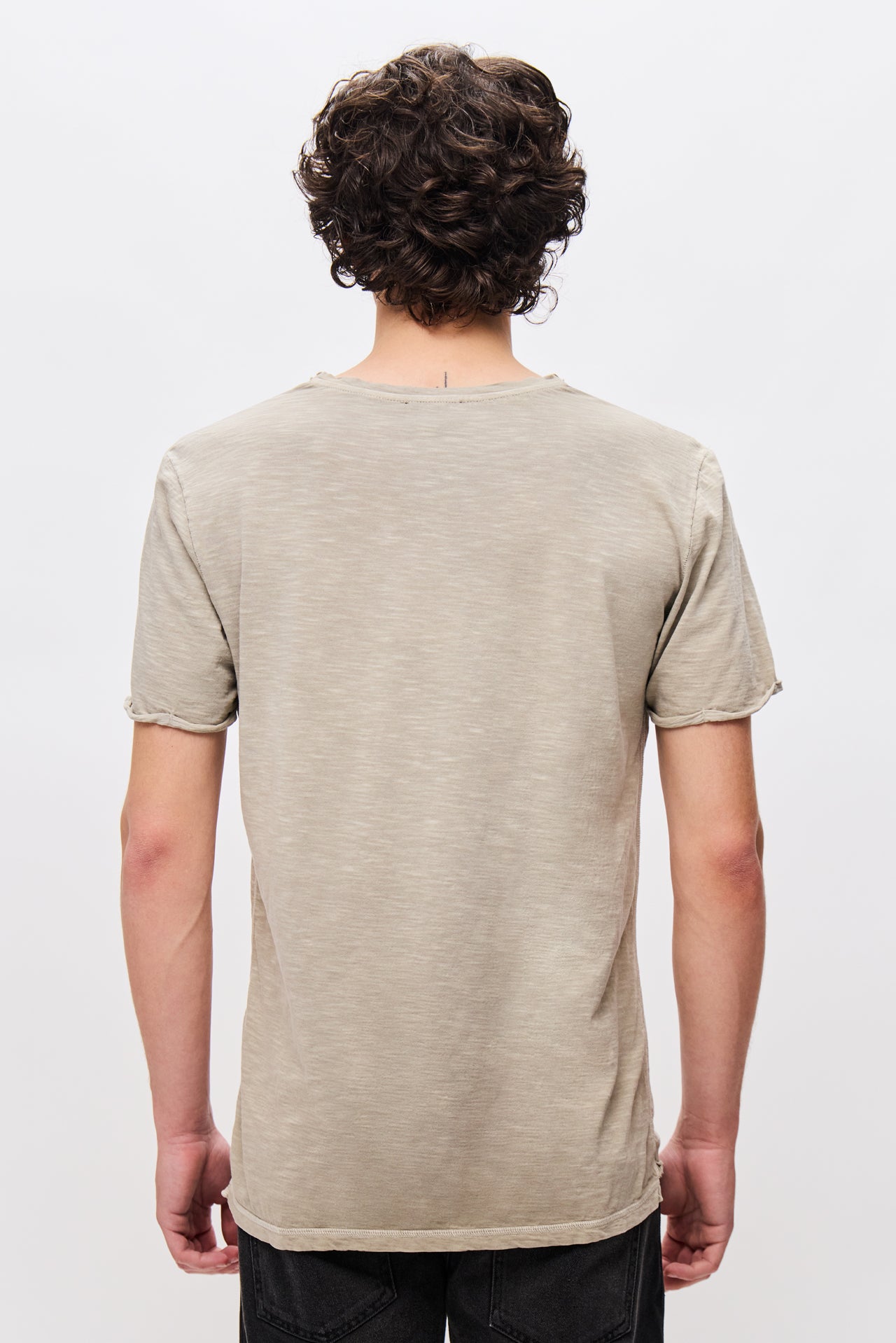 THE ROUNDNECK DETAILED 2-VINTAGE GREIGE