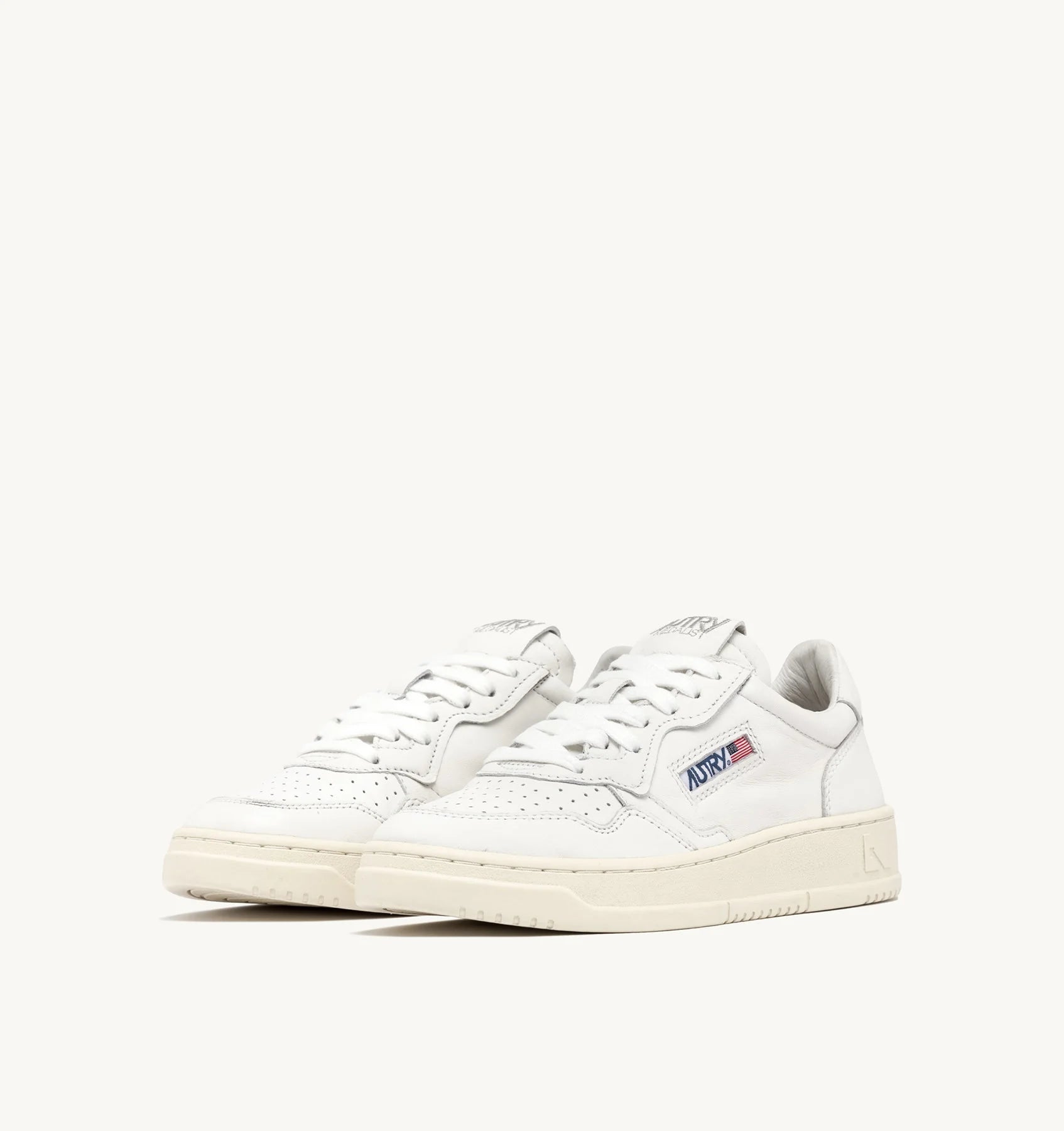 SNEAKERS-MEDALIST-LOW-IN-NAPPA-BIANCA-SUPER-SOFT-AUTRY_31437_dettaglio_2x_10e098e5-2903-4347-9a9f-967f86feee88.webp