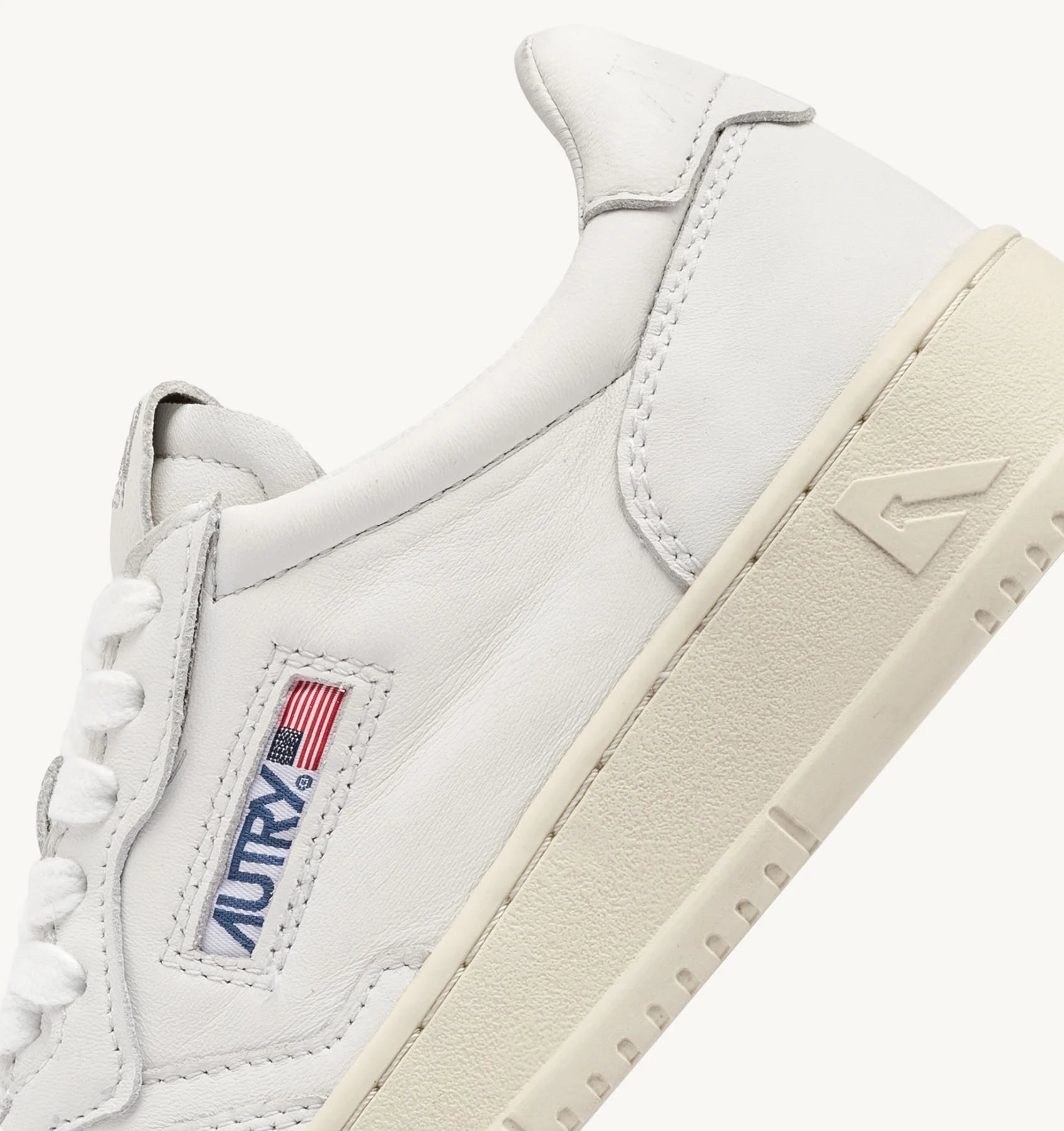 SNEAKERS-MEDALIST-LOW-IN-NAPPA-BIANCA-SUPER-SOFT-AUTRY_46179_dettaglio_2x_8f5c0450-d7f0-4fb7-907d-3519fb5aba92.webp