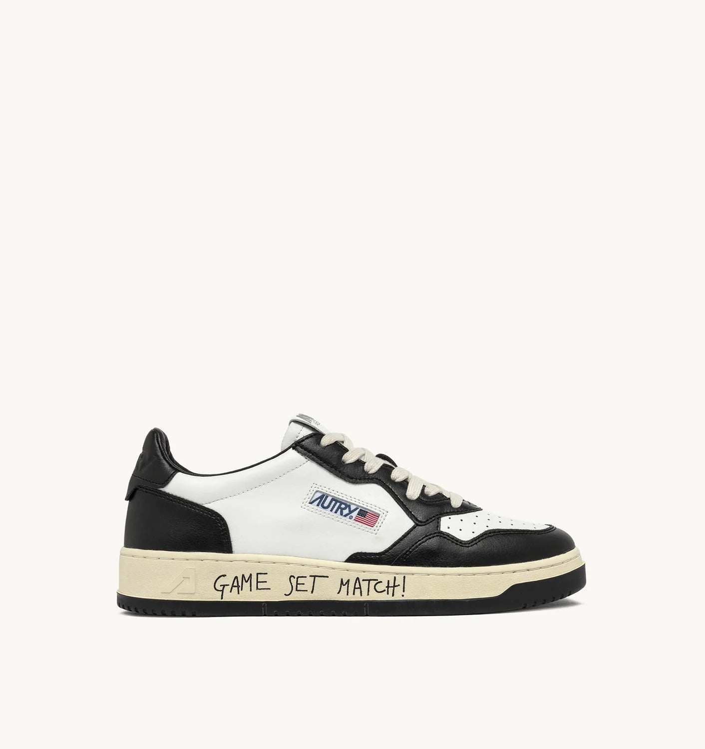 SNEAKERS-MEDALIST-LOW-IN-PELLE-BIANCA-E-NERA-CON-LETTERING-AUTRY_4502_dettaglio.webp