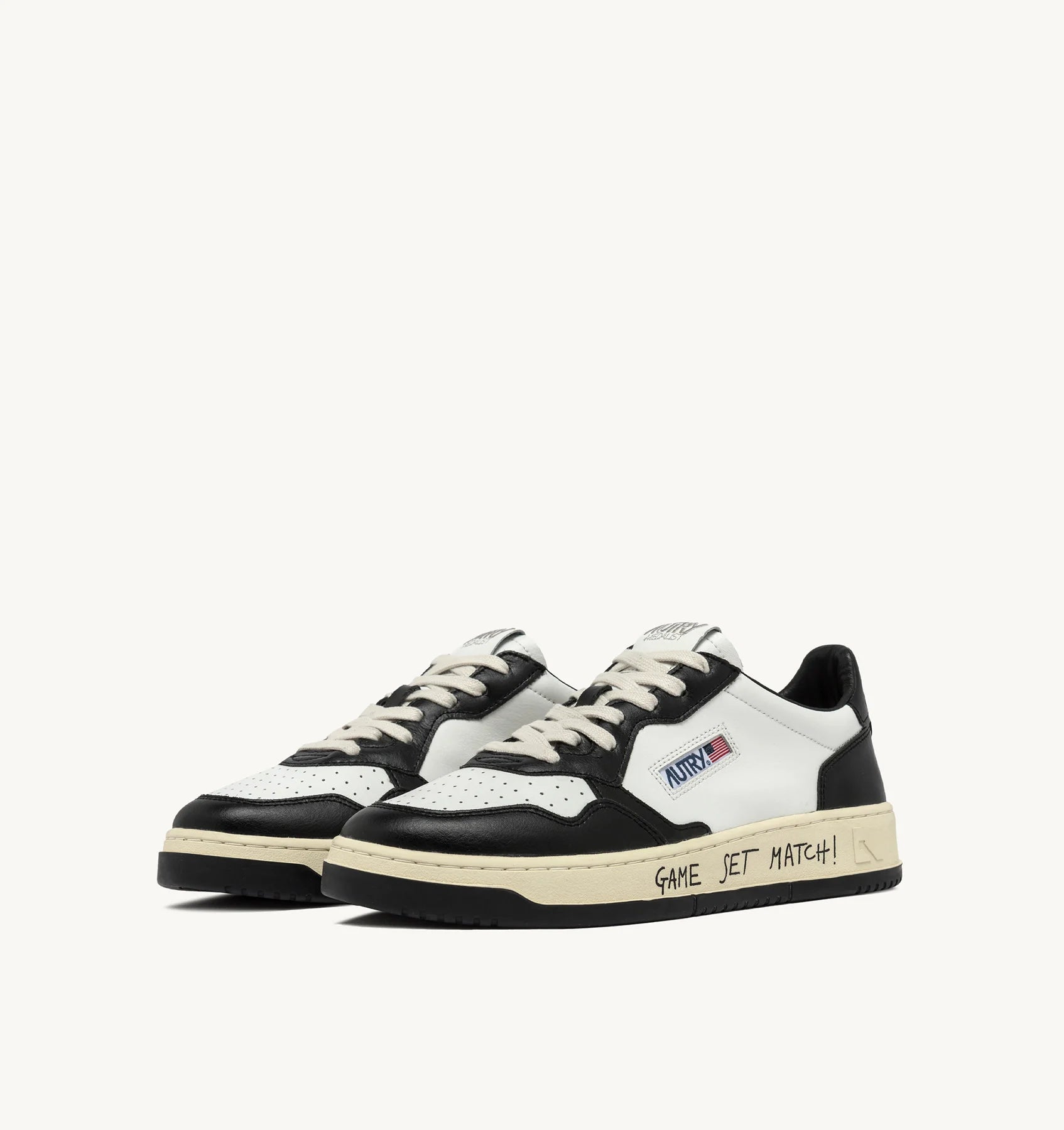SNEAKERS-MEDALIST-LOW-IN-PELLE-BIANCA-E-NERA-CON-LETTERING-AUTRY_46537_dettaglio_2x_f4264bfe-51cf-4c8c-94fb-775c97360050.webp