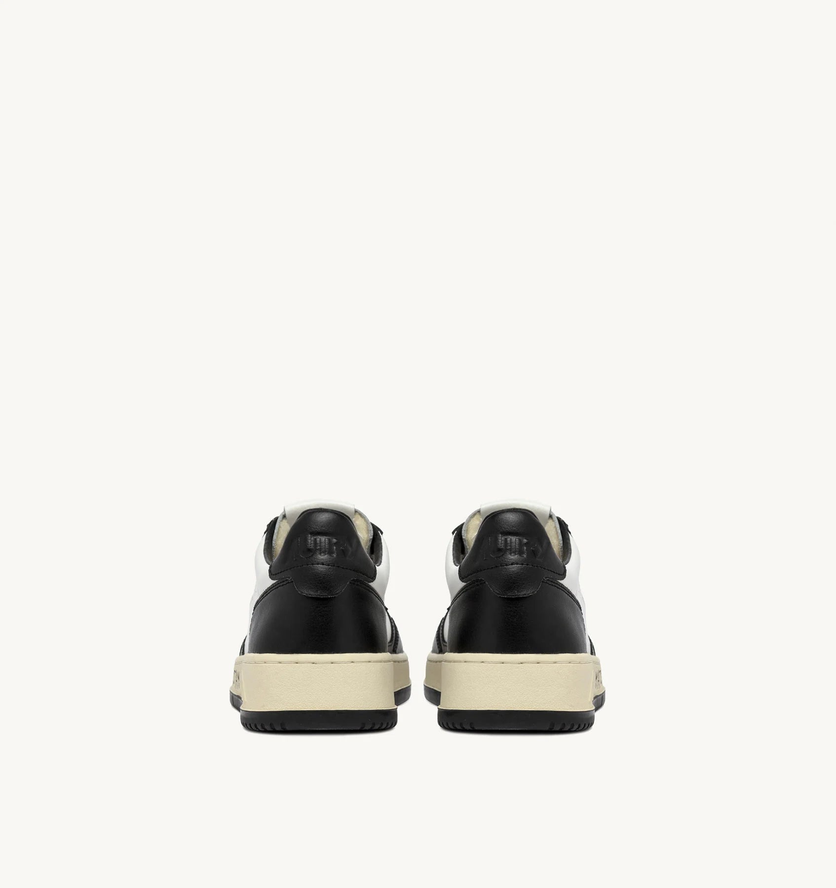 SNEAKERS-MEDALIST-LOW-IN-PELLE-BIANCA-E-NERA-CON-LETTERING-AUTRY_46538_dettaglio_2x_97e1fe70-c39d-4972-8676-983a1343ee69.webp