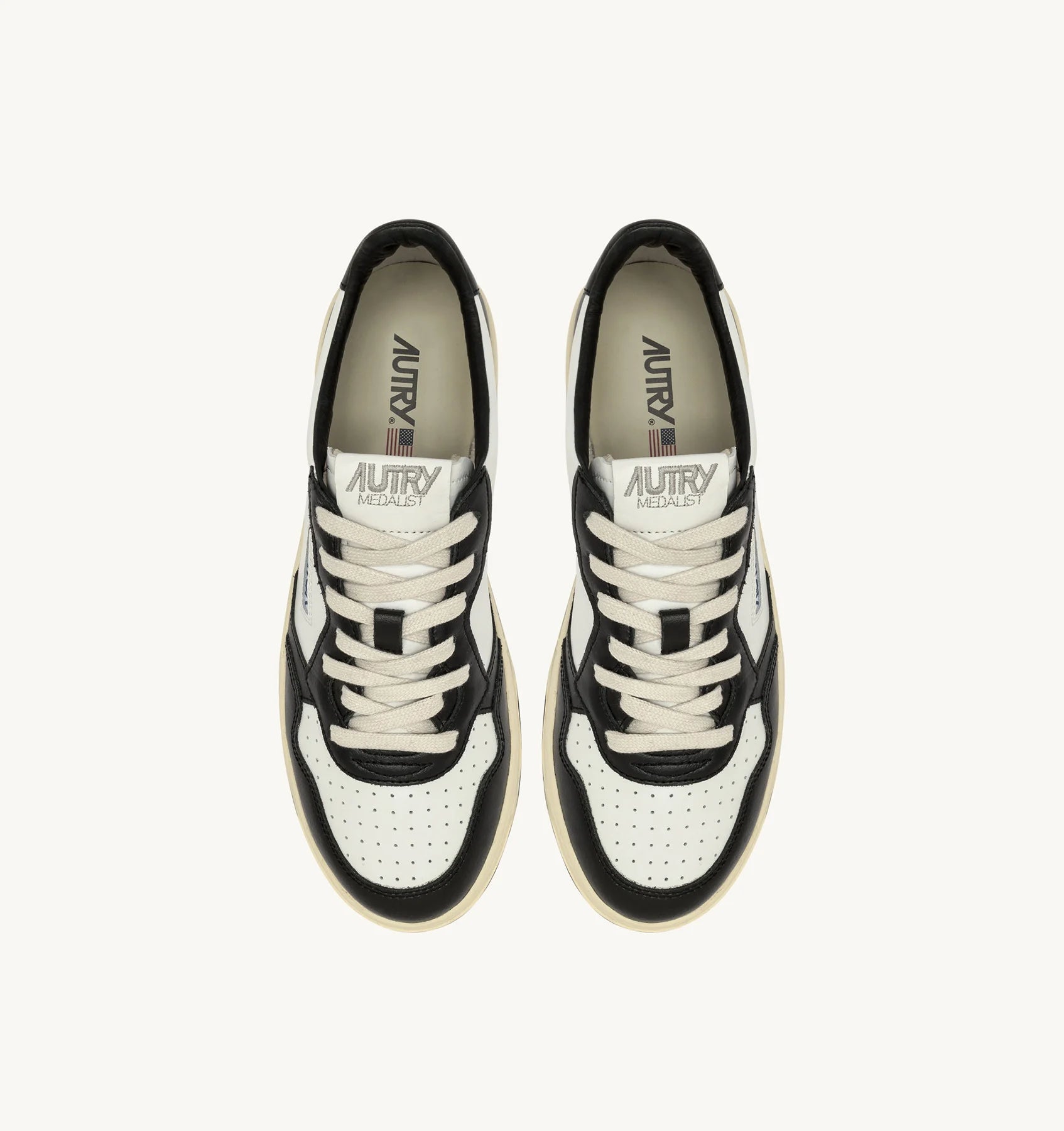 SNEAKERS-MEDALIST-LOW-IN-PELLE-BIANCA-E-NERA-CON-LETTERING-AUTRY_46540_dettaglio_2x_61aca8b2-53c8-4794-b9bf-ed174f257e49.webp