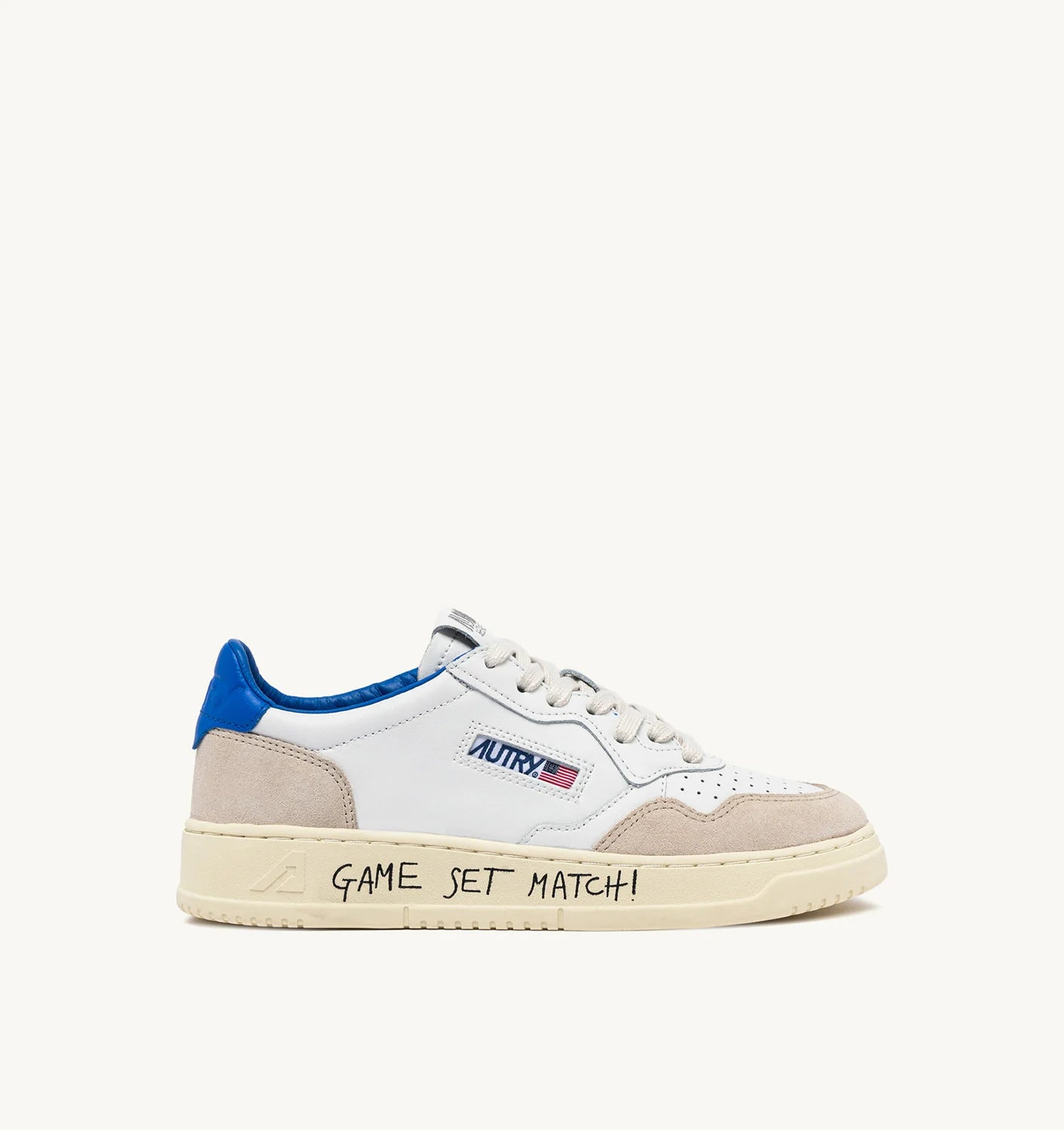 SNEAKERS-MEDALIST-LOW-IN-PELLE-BIANCA-E-SUEDE-CON-LETTERING-AUTRY_4969_dettaglio.webp