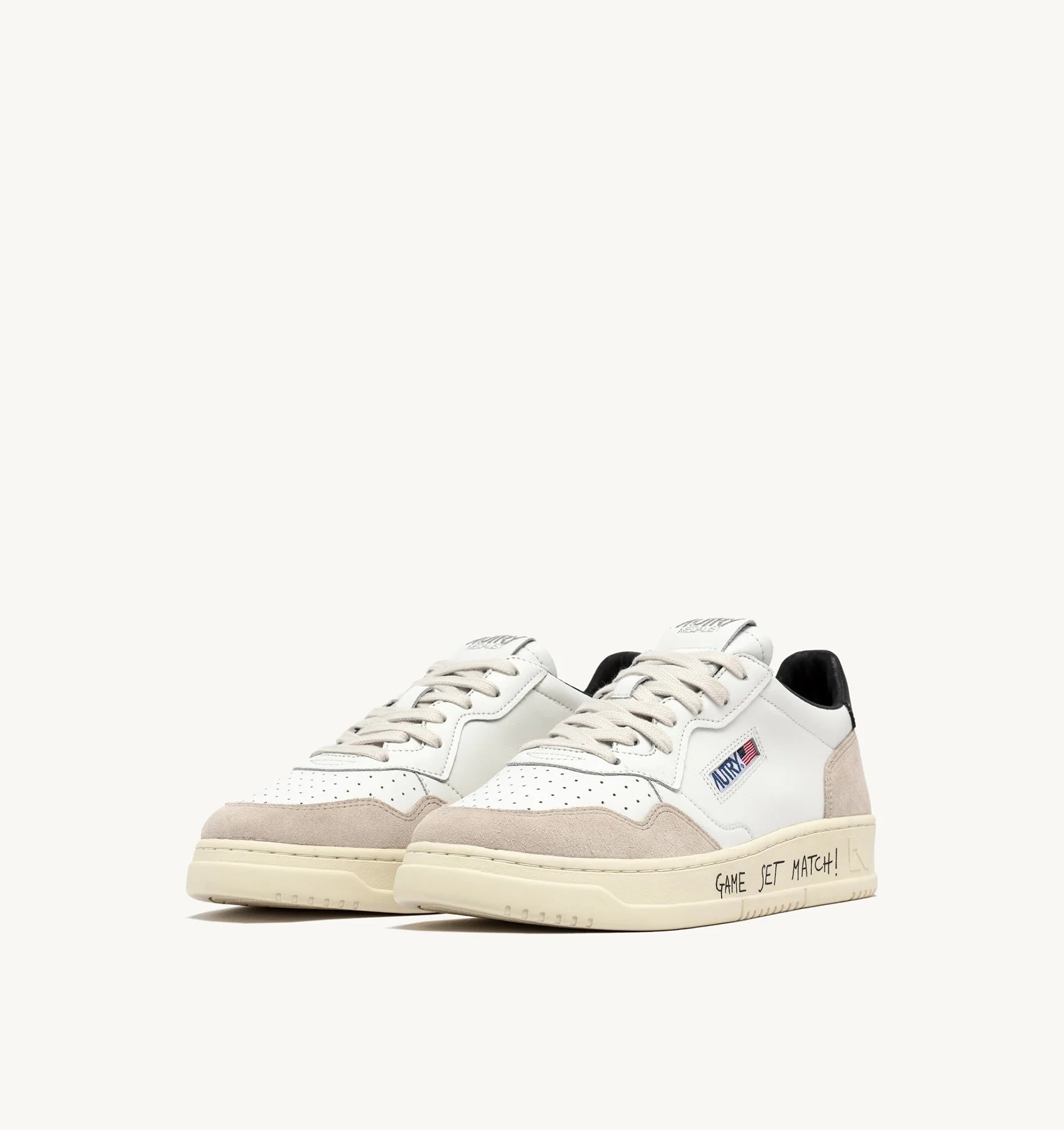 SNEAKERS-MEDALIST-LOW-IN-PELLE-BIANCA-E-SUEDE-CON-LETTERING-AUTRY_51435_dettaglio_2x_dcdbdca7-8267-45d9-bd12-c8548ceb1dae.webp
