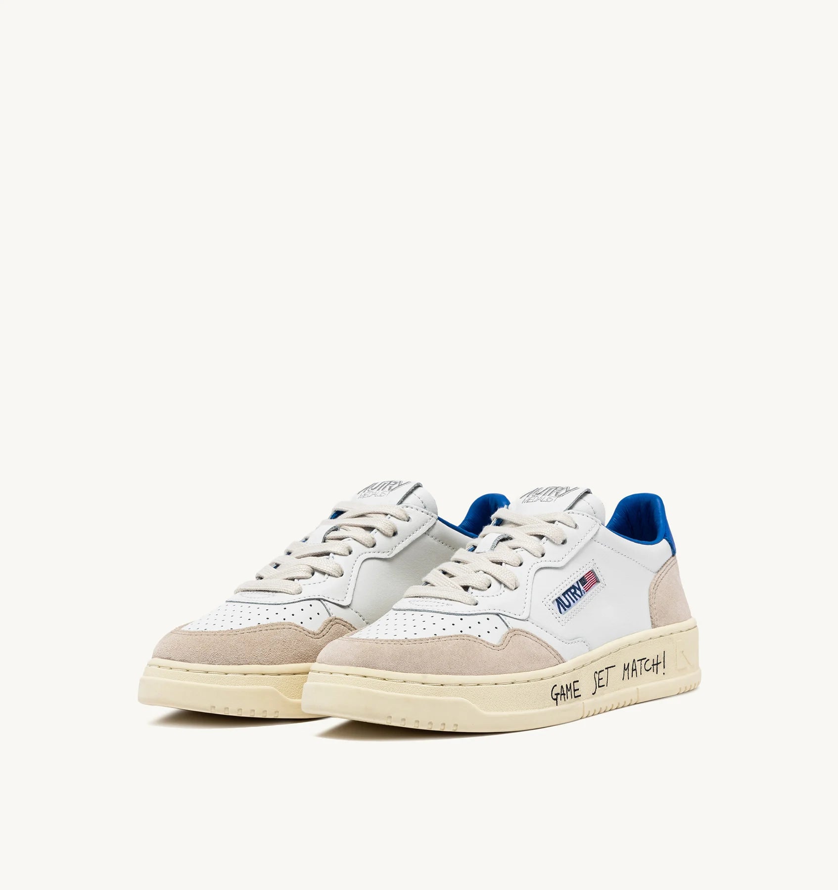 SNEAKERS-MEDALIST-LOW-IN-PELLE-BIANCA-E-SUEDE-CON-LETTERING-AUTRY_51565_dettaglio_2x_707074d0-6946-4f39-92ea-c11d4d6a36c0.webp