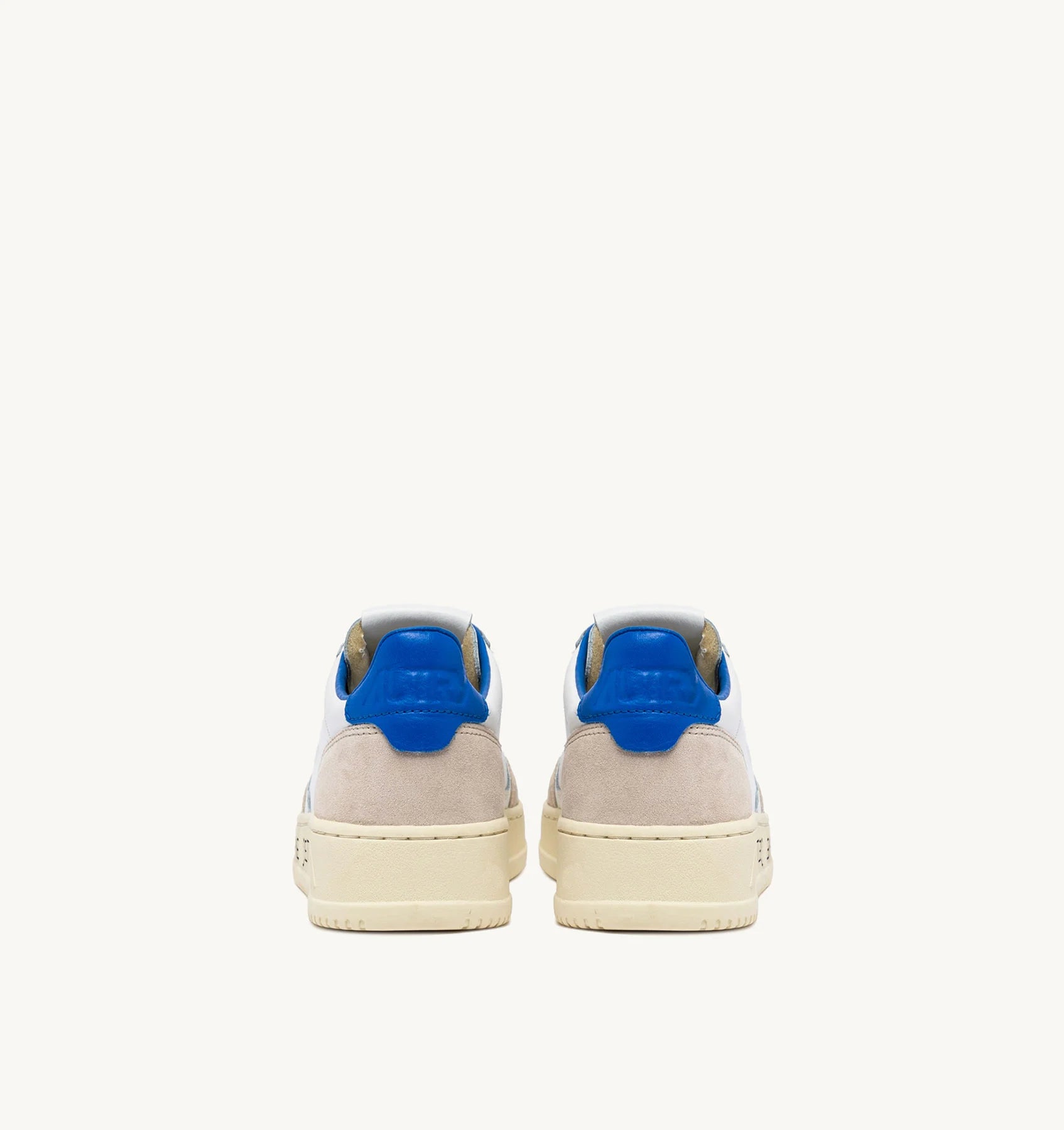 SNEAKERS-MEDALIST-LOW-IN-PELLE-BIANCA-E-SUEDE-CON-LETTERING-AUTRY_51566_dettaglio_2x_bbfc2257-76c2-4c56-b758-66f8e669e74a.webp