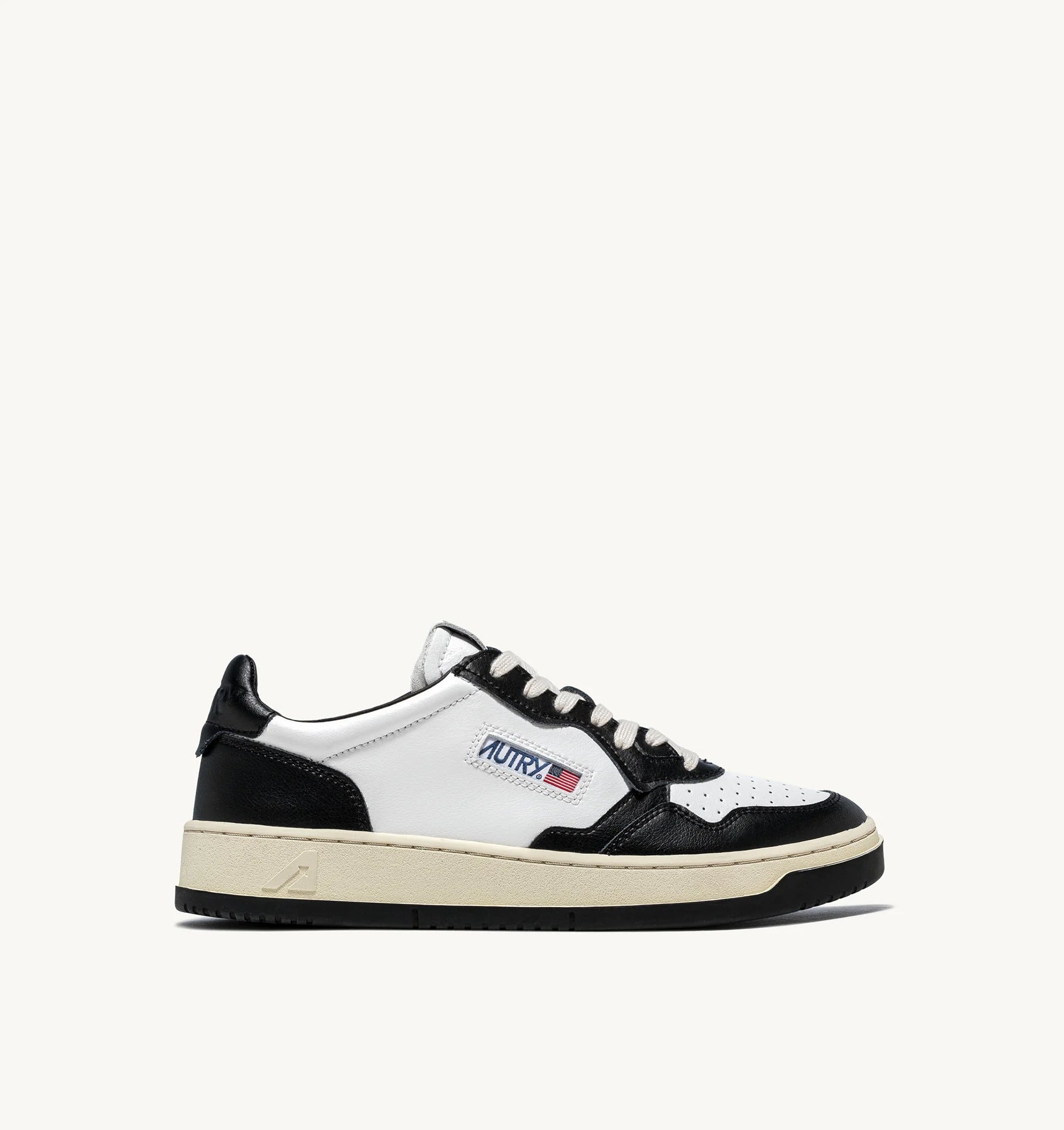 SNEAKERS-MEDALIST-LOW-IN-PELLE-BICOLORE-BIANCA-E-NERA-AUTRY_3112.webp
