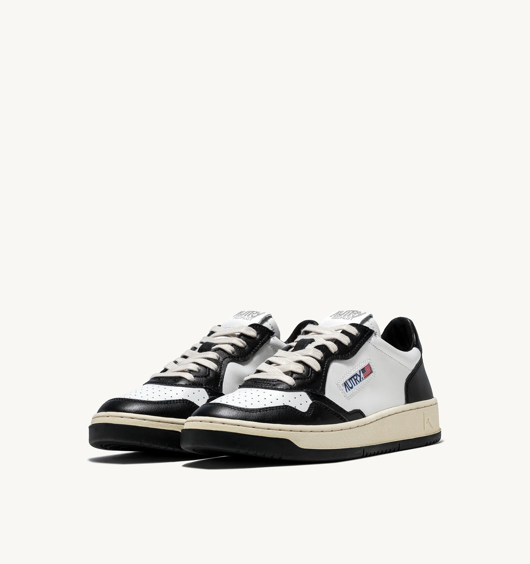 SNEAKERS-MEDALIST-LOW-IN-PELLE-BICOLORE-BIANCA-E-NERA-AUTRY_31319_dettaglio_2x_231b57d2-60ec-4d08-ae3a-81d606b55a6d.webp