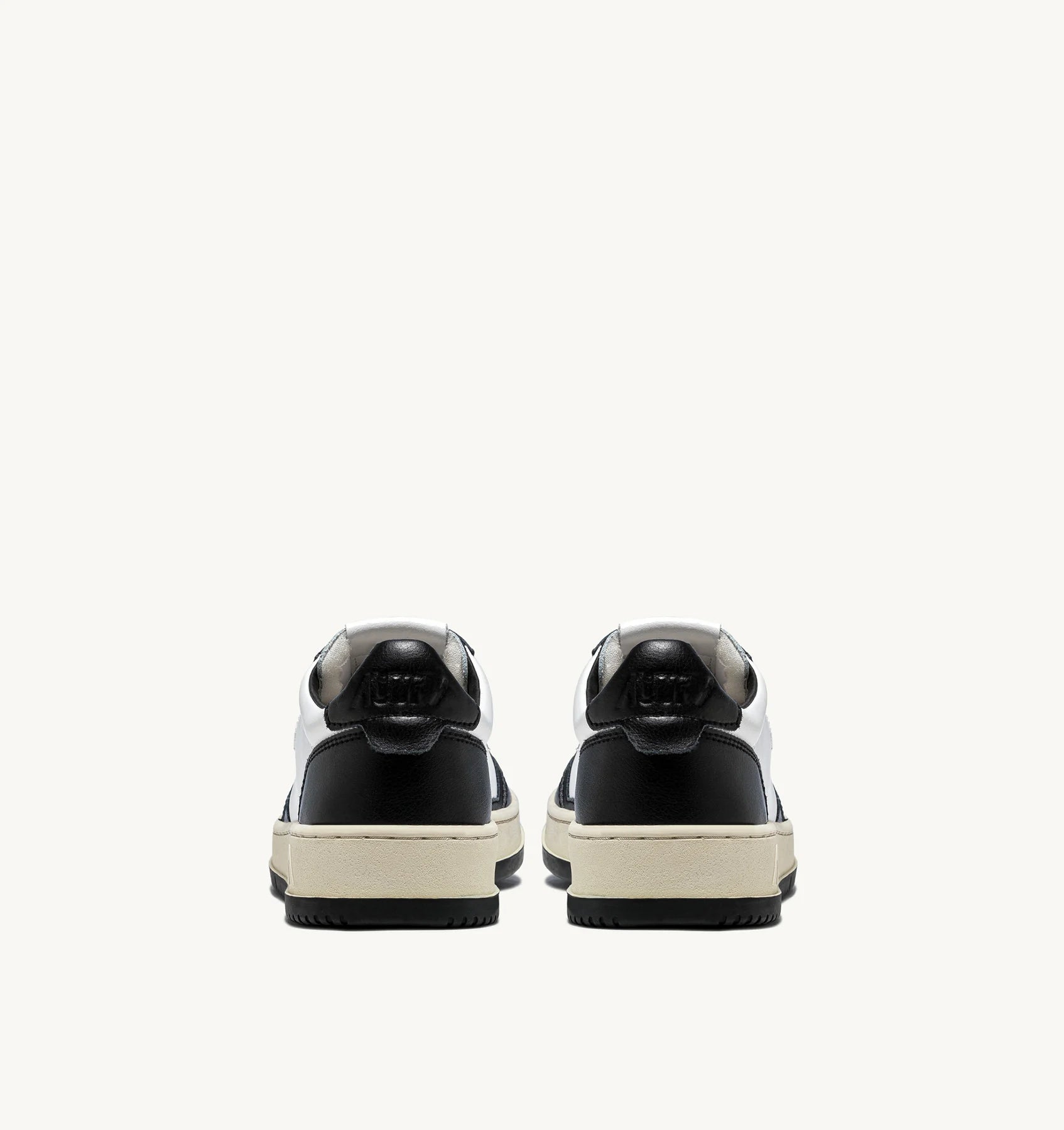 SNEAKERS-MEDALIST-LOW-IN-PELLE-BICOLORE-BIANCA-E-NERA-AUTRY_31320_dettaglio_2x_bac7951a-e007-42a5-8d3a-afb3102096e5.webp