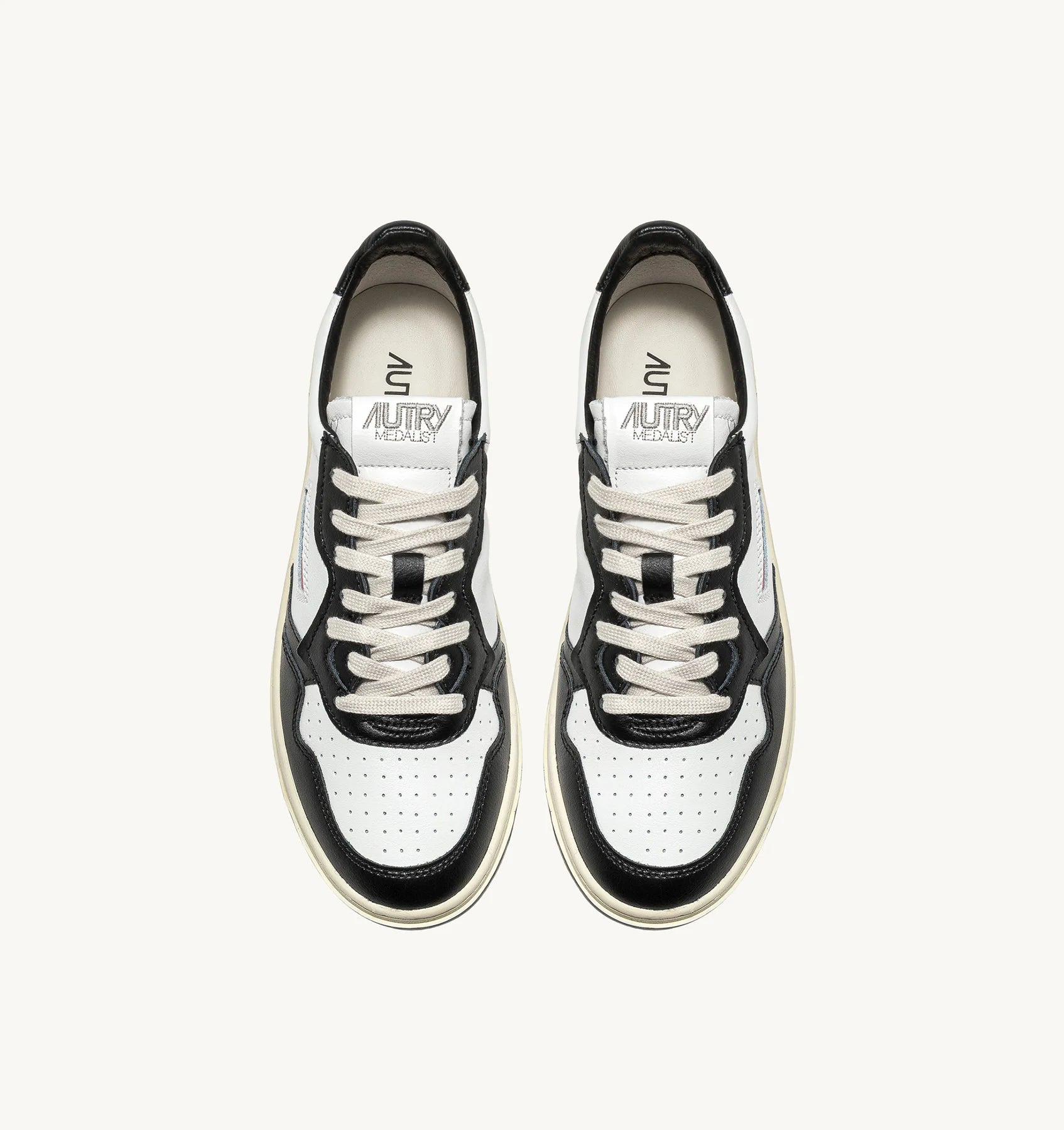 SNEAKERS-MEDALIST-LOW-IN-PELLE-BICOLORE-BIANCA-E-NERA-AUTRY_31322_dettaglio_2x_72fd1357-a469-4aaa-ae25-dad40427904b.webp