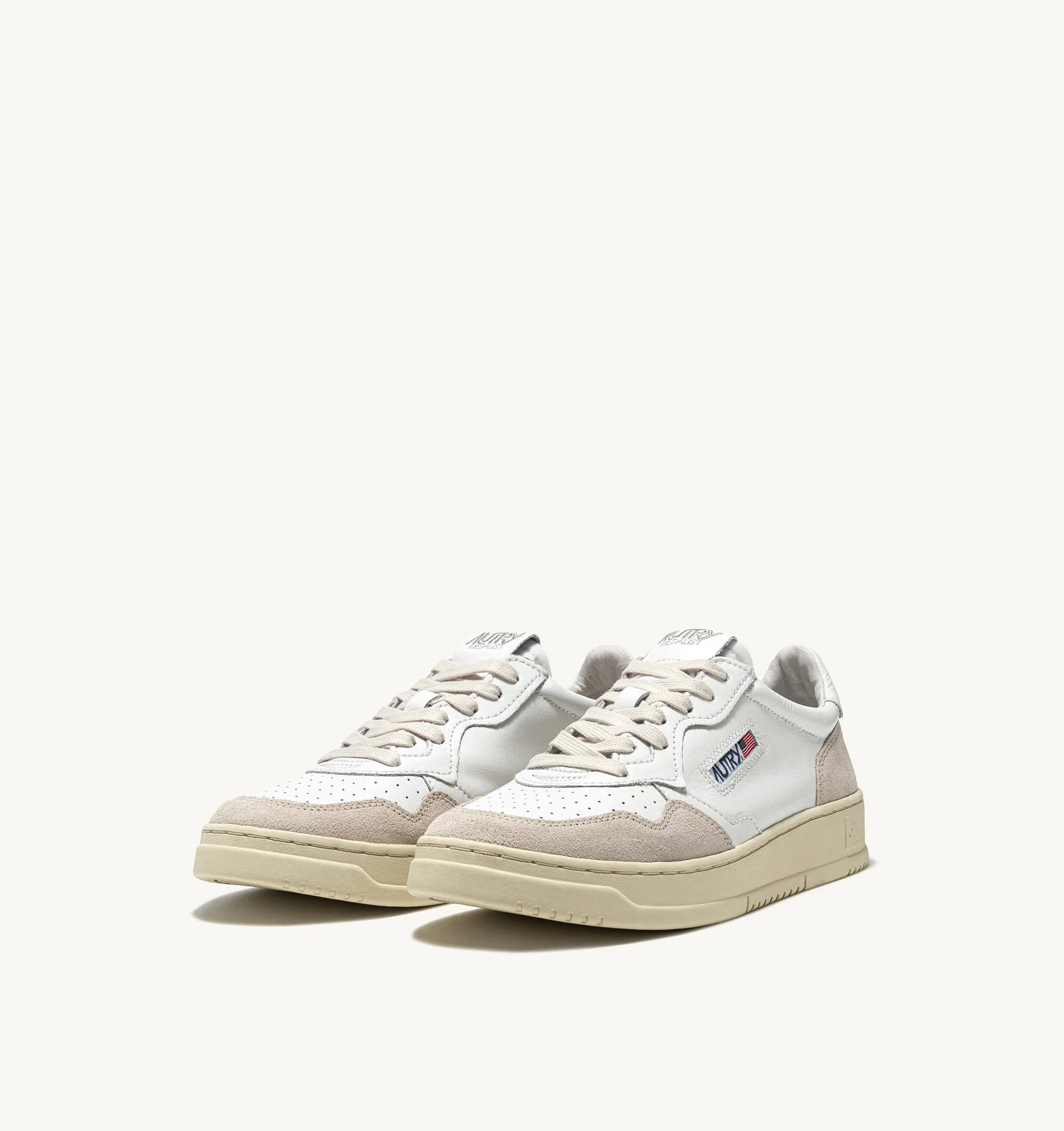 SNEAKERS-MEDALIST-LOW-IN-SUEDE-E-PELLE-BIANCA-AUTRY_41695_dettaglio_2x_16865827-20ac-4607-95b9-8e34c05aee8a.webp