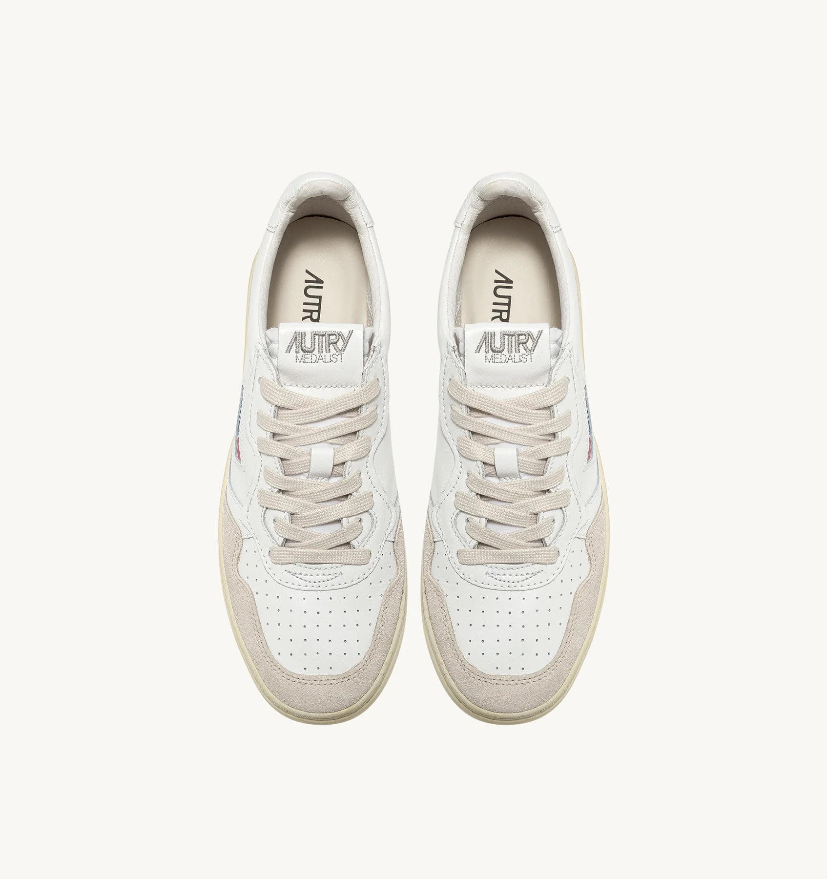 SNEAKERS-MEDALIST-LOW-IN-SUEDE-E-PELLE-BIANCA-AUTRY_41698_dettaglio_2x_8468a288-4db3-4b62-8bc4-4a724556b3c4.webp