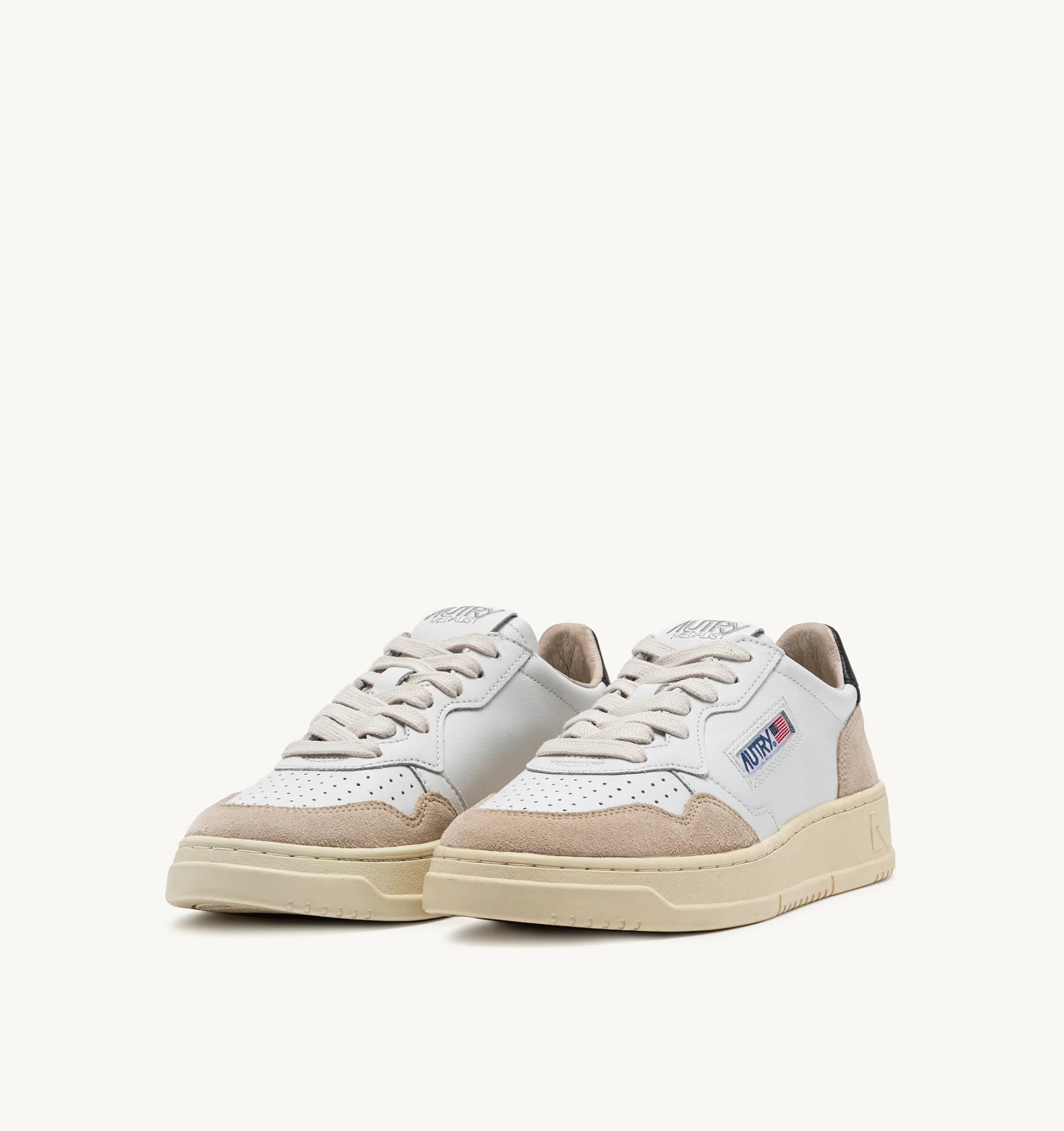 SNEAKERS-MEDALIST-LOW-IN-SUEDE-E-PELLE-BIANCA-E-NERA-AUTRY_37498_dettaglio_2x_2d7aa6c0-76e3-46e2-bd67-c15286afc995.webp