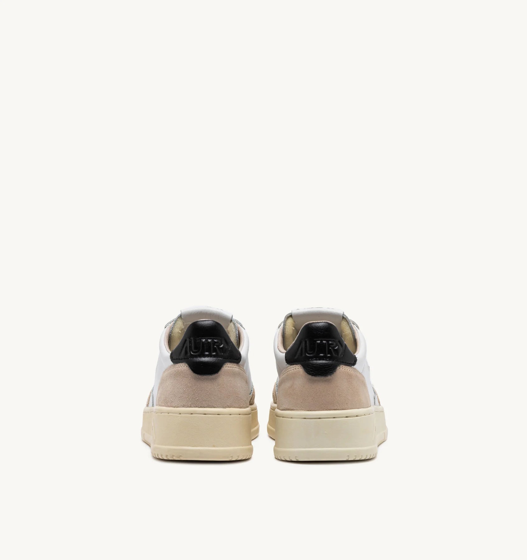 SNEAKERS-MEDALIST-LOW-IN-SUEDE-E-PELLE-BIANCA-E-NERA-AUTRY_37499_dettaglio_2x_b9227e42-1570-4f39-b475-571860fce0e1.webp
