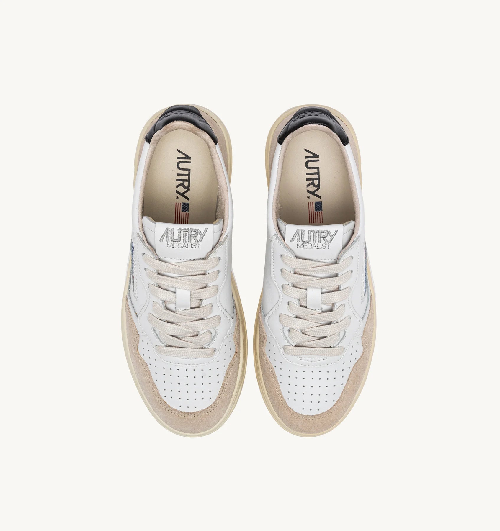SNEAKERS-MEDALIST-LOW-IN-SUEDE-E-PELLE-BIANCA-E-NERA-AUTRY_37501_dettaglio_2x_fce6f80a-a0cf-4c32-b0a3-94d038cd7120.webp
