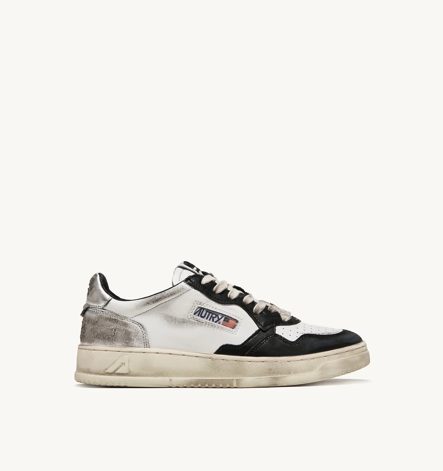 SNEAKERS-MEDALIST-LOW-SUPER-VINTAGE-IN-PELLE-BIANCO-NERO-E-ARGENTO-AUTRY_2944_dettaglio.webp