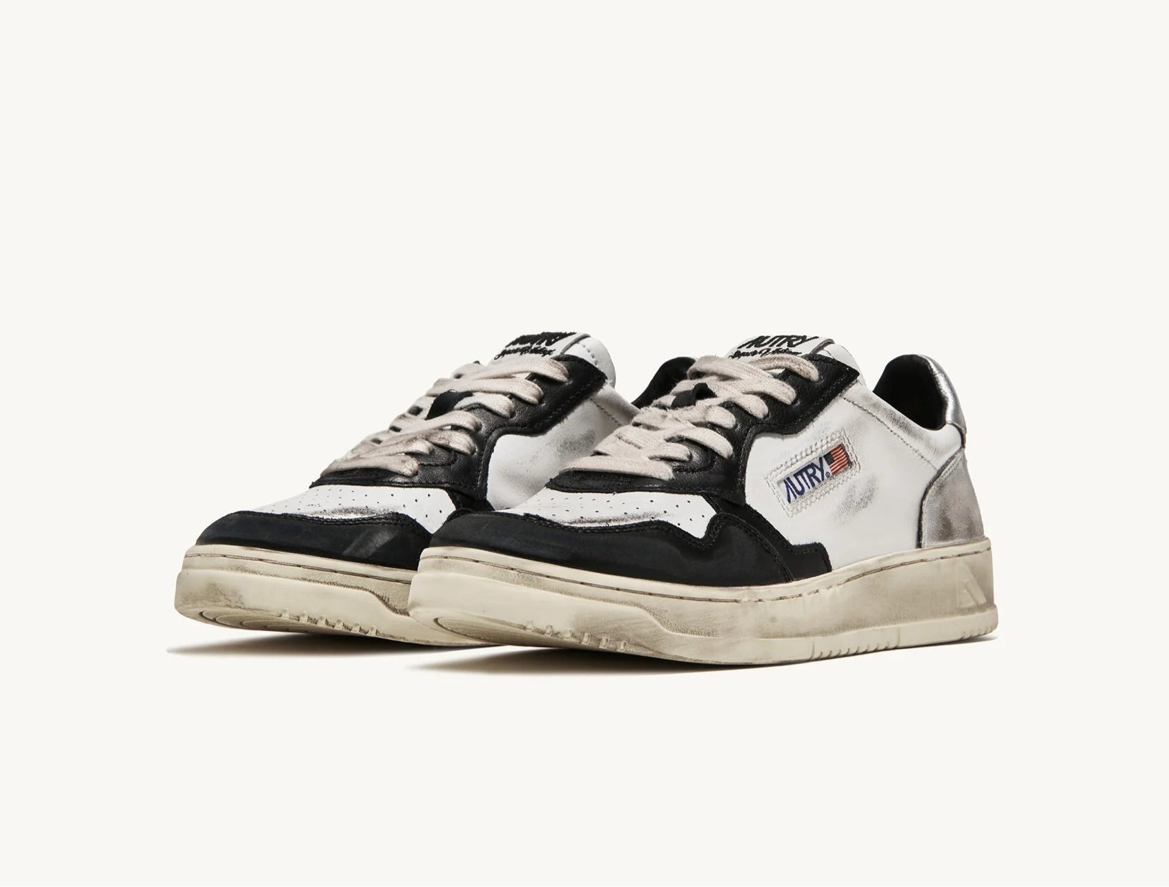 SNEAKERS-MEDALIST-LOW-SUPER-VINTAGE-IN-PELLE-BIANCO-NERO-E-ARGENTO-AUTRY_31917_dettaglio_2x_134d1578-3911-4c01-8d70-afc53ec58b25.webp