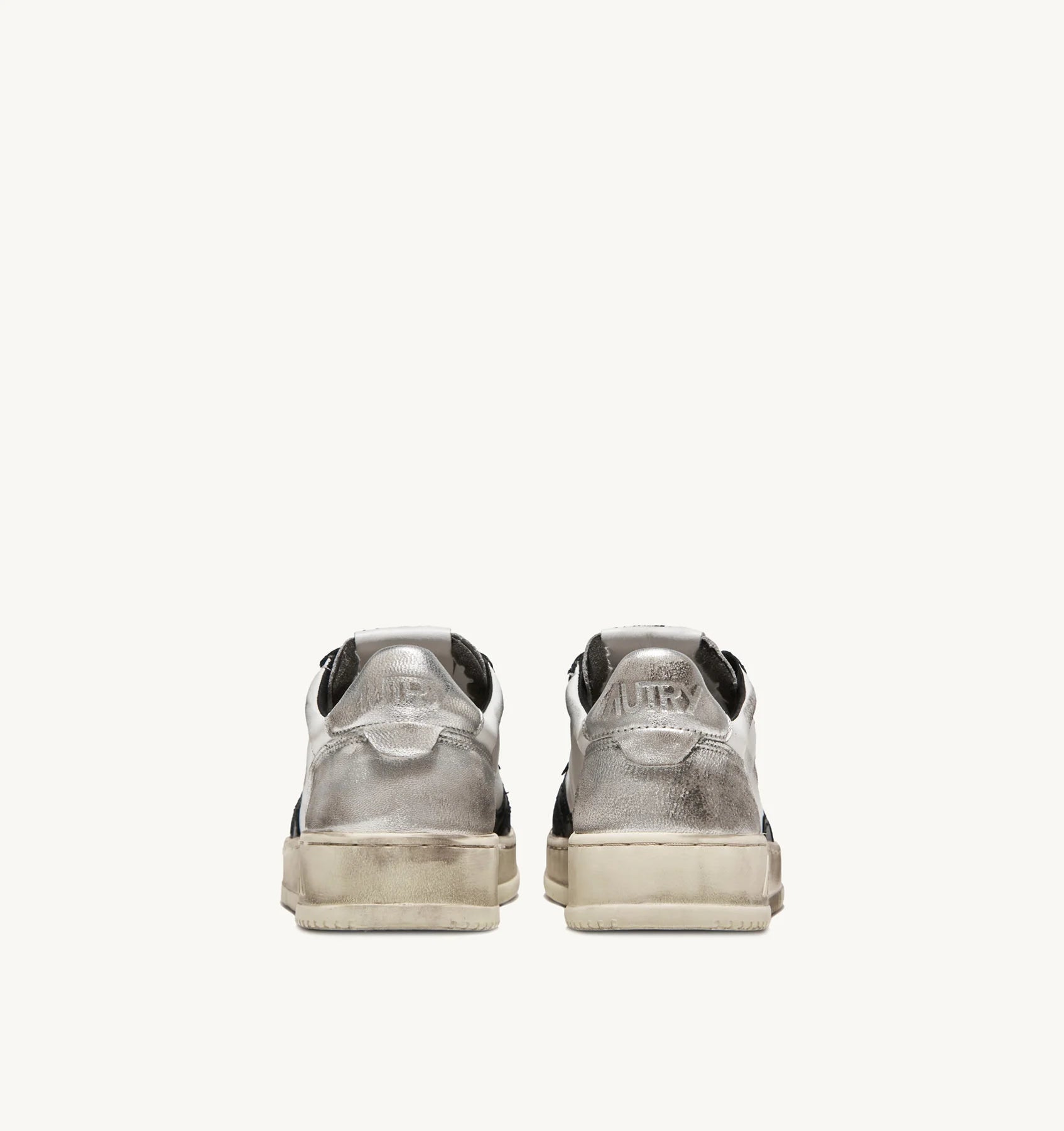 SNEAKERS-MEDALIST-LOW-SUPER-VINTAGE-IN-PELLE-BIANCO-NERO-E-ARGENTO-AUTRY_31918_dettaglio_2x_db855c0c-f52e-47bf-8bdc-0253e7136608.webp